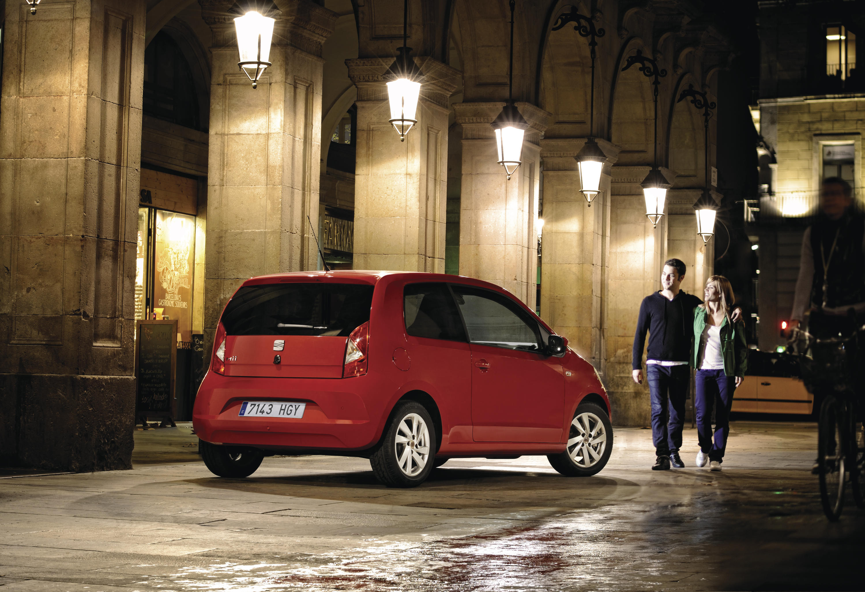 Roter SEAT Mii bei Nacht