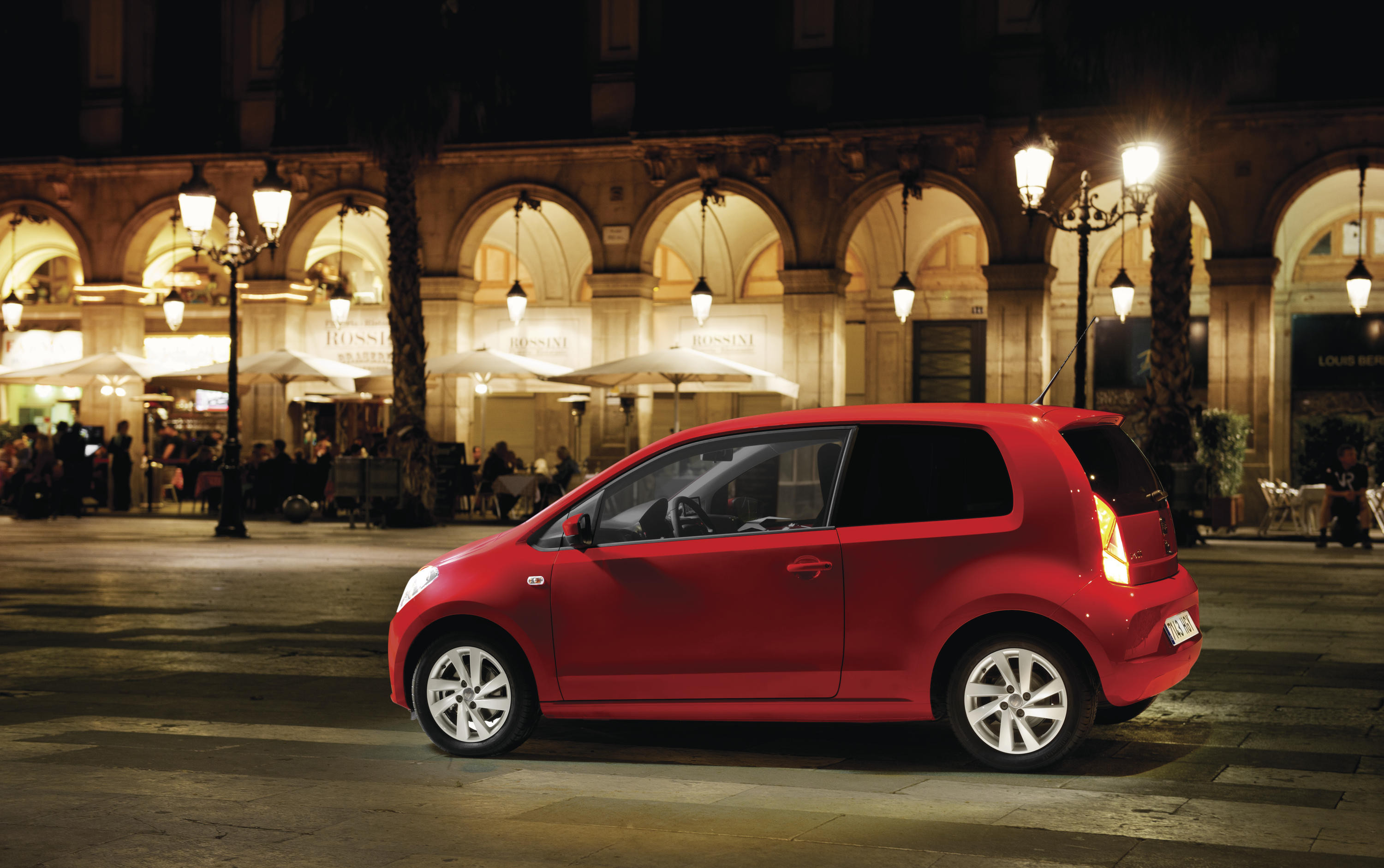 Roter SEAT Mii bei Nacht